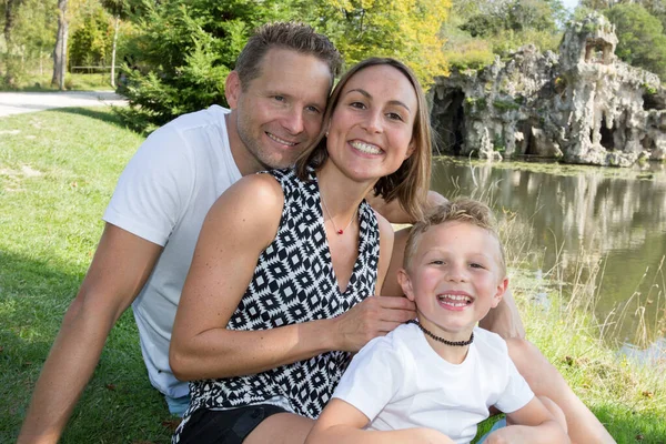 Ritratto All Aperto Stagno Parco Felice Famiglia Madre Padre Figlio — Foto Stock