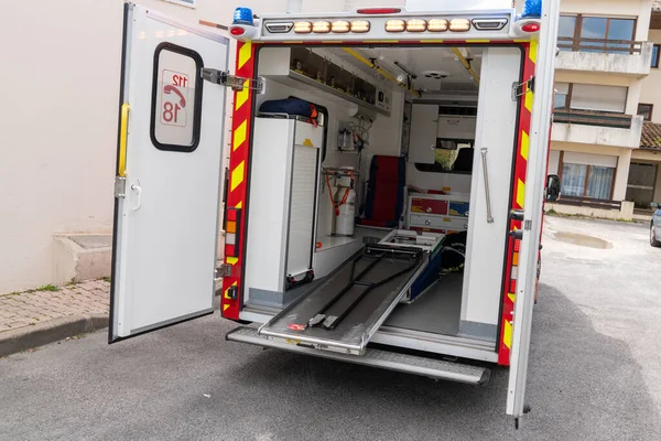 ボルドー アキテーヌ フランス 3月30 2020 消防救助内部トラック救急車流行コロナウイルスのバン犠牲者 — ストック写真