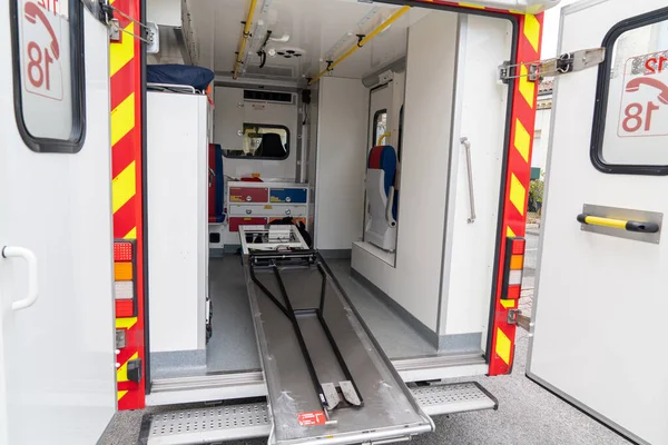 ボルドー アキテーヌ フランス 3月30 2020 救急車のバン救助流行コロナウイルスの内部Covid 19緊急消防士の犠牲者 — ストック写真