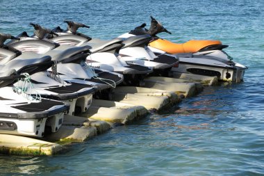 Biscarrosse, Aquitaine / Fransa - 03 03 03: 2020: Seadoo ve Yamaha jet ski 'ler yüzen iskele iskelesi kiralama dubası kirasını ödediler.