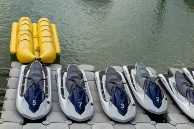 Bordeaux, Aquitaine / Fransa - 03 03: 2020: yamaha Kiralık Şahsi Su İşleri jet ski 'leri yüzen iskelede park halinde.
