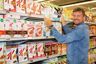 Bordeaux, Aquitaine / Fransa - 03: 30 2020: genç adam süpermarketten yiyecek seçiyor
