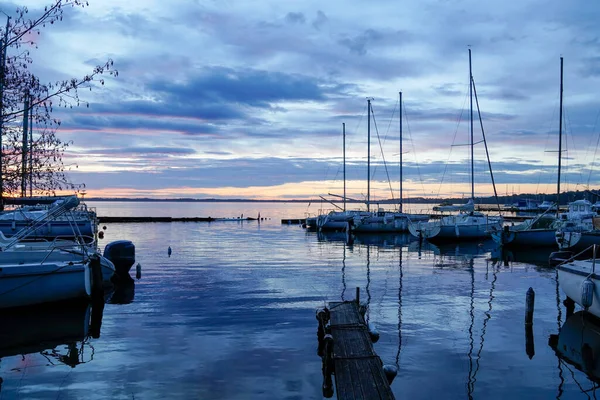 Sonnenaufgang Oder Sonnenuntergang Auf Blauen Yachthafenbooten Biscarrosse See Frankreich Stockbild
