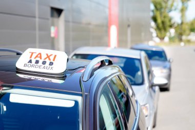Bordeaux şehrinde seçici odak noktasında bulanık bir geçmişi olan taksi arabası park edilmiş.
