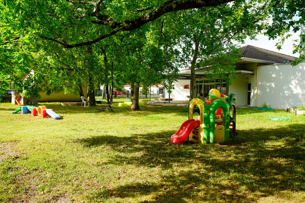 幼稚园绿草校园外设有儿童游乐场 — 图库照片