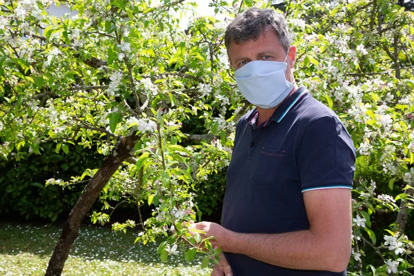 Man Bär Medicinsk Mask Hemmagjord Mot Coronavirus Karantän Hemträdgård Nära — Stockfoto