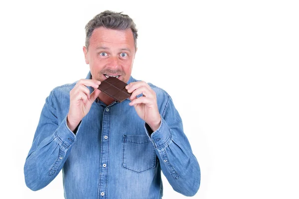 Hombre Guapo Comiendo Mordiendo Una Barra Chocolate Aparte Copia Espacio — Foto de Stock