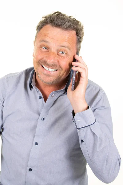Uśmiechnięty Przystojniak Rozmawiający Przez Telefon Komórkowy Białym Tle — Zdjęcie stockowe