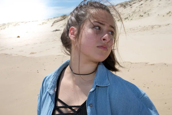 Портрет Молодой Женщины Песчаном Пляже — стоковое фото