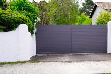 Banliyö evinin alüminyum gri metal kapı kapısı.