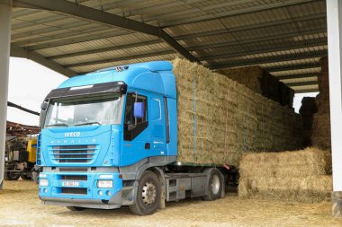 Bordeaux, Aquitaine / Fransa - 04 16 2020: iveco stralis 480 ağır römork kamyonu çiftlikte saman balyaları taşıyor