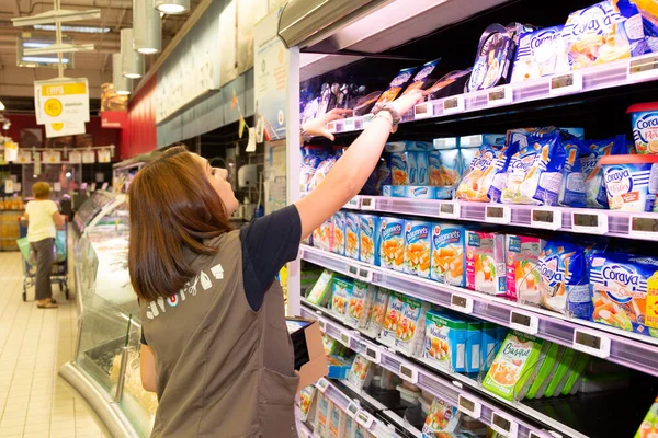 Бордо Аквитания Франция 2020 Супермаркет Женщин Работающих Супермаркете — стоковое фото