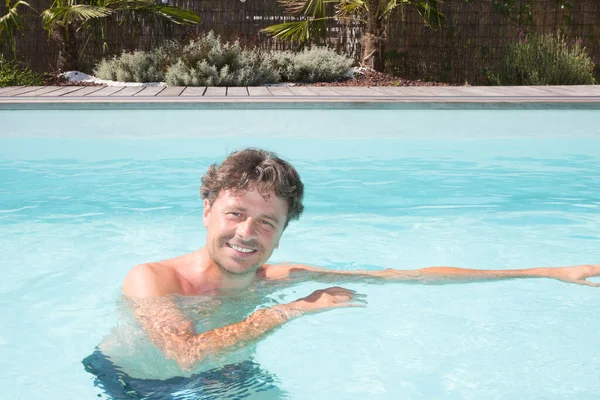 Felice Bell Uomo Piscina Concetto Vacanza — Foto Stock