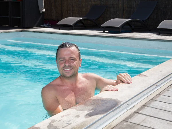 Vakker Smilende Mann Svømmebassenget Sommerferieferier – stockfoto
