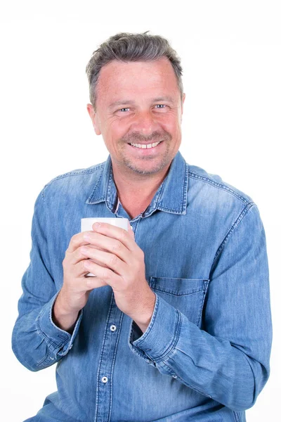 Fröhlicher Gutaussehender Mann Blauem Jeanshemd Trinkt Lässig Kaffee Aus Tasse — Stockfoto