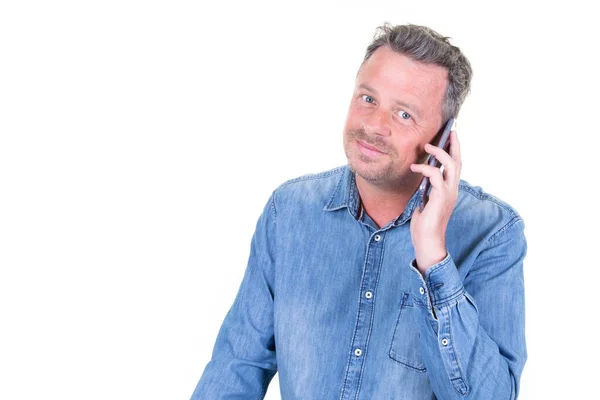 Hombre Guapo Hablando Teléfono Inteligente Mirando Hacia Otro Lado Aislado — Foto de Stock