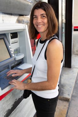 Bordeaux, Aquitaine / France - 04 16 2020: Societe Generale French Bank 'ın ATM' sinde gülümseyen kadın