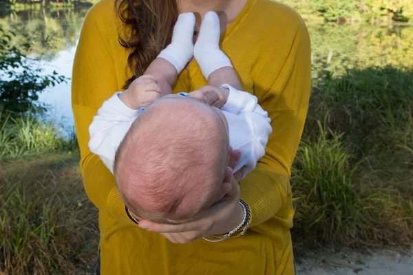 Niedliches Neugeborenes Liegt Den Armen Der Mutter Heimischen Garten — Stockfoto