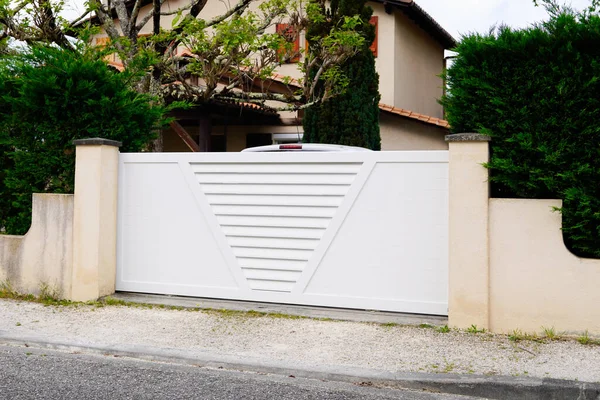 White Suburban Metal Modern Gate White Fence Home Suburb Street — Stock Photo, Image