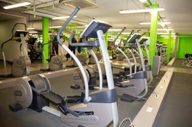 Bordeaux, Aquitaine / Fransa - 04 16 2020: Sportif kulüp fitness 'te tüm vücut hareketleri için teknospor salonu çapraz biyomekanik antrenörleri