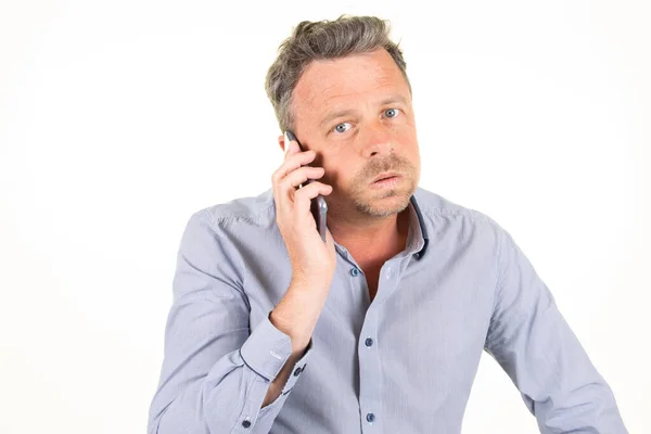 Hombre Hablando Por Teléfono Con Una Cara Seria Enojada — Foto de Stock