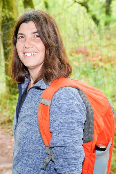 Bonita Mulher Andando Floresta Dia Ensolarado Com Mochila — Fotografia de Stock