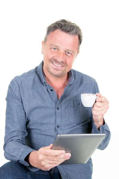 Happy Guy Pití Kávy Hledá Tablet Počítač Bílém Pozadí — Stock fotografie