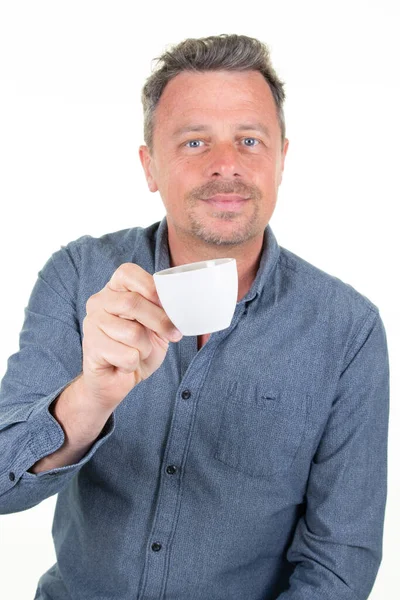 Attraktiver Gutaussehender Mann Mit Blauem Jeanshemd Der Lässig Kaffee Aus — Stockfoto