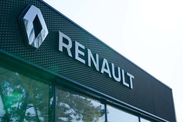 Бордо, Аквитания / Франция - 04 16 2020: Renault sign logo on station car dealership store garage
