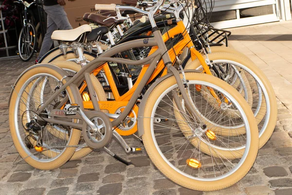 ボルドー アキテーヌ フランス 2020 市内中心部のショップ駐車場に私たちのバイクのビーチクルーザーの多くを駐車販売店の自転車を借りる — ストック写真