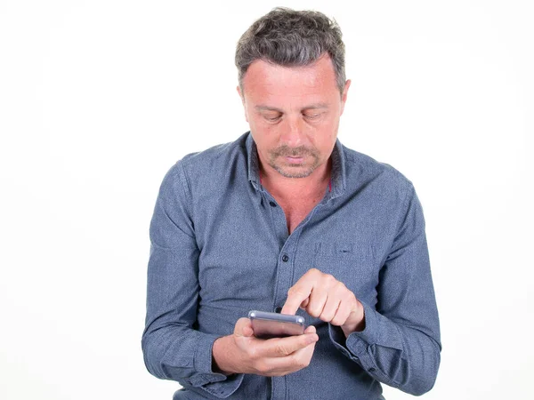 Knappe Man Sms Verzenden Van Telefoon Sms Bericht Geïsoleerde Witte — Stockfoto