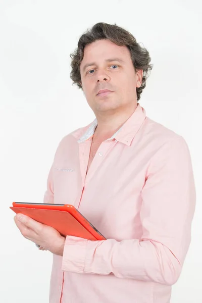 Hombre Negocios Pie Guapo Camisa Rosa Sosteniendo Tableta Digital — Foto de Stock