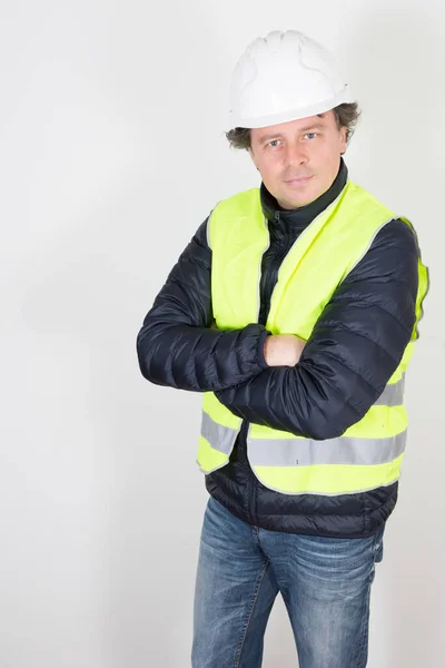 Przystojny Człowiek Inżynier Przemysłowy Żółtej Kurtce Bezpieczeństwa Biały Kask Izolowany — Zdjęcie stockowe
