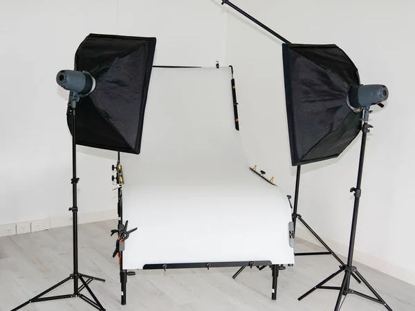 Configuración Moderna Estudio Fotos Con Luces Mesa Equipo Profesional — Foto de Stock