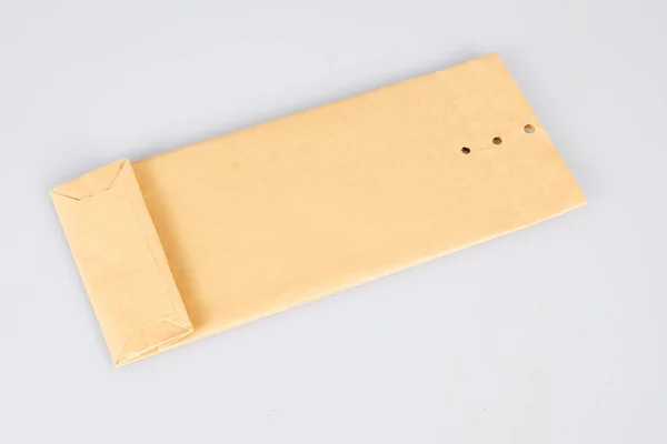 Beyaz Arkaplanda Kahverengi Zarf — Stok fotoğraf