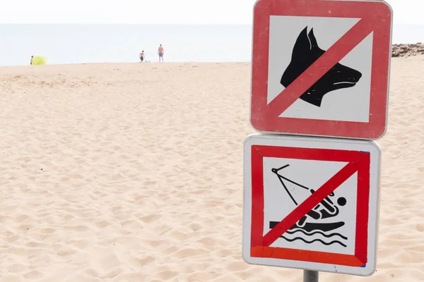 Förbjuda Skyltar Ingen Båt Och Förbjuden Hund Tecken Sandstrand Havskust — Stockfoto