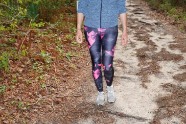 Fitness kadını sıska bacaklı, koşucu şehir parkında açık havada koşuyor.