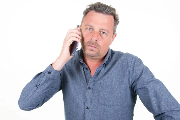 Beau Homme Sur Mur Blanc Parlant Téléphone Stressé Choqué Par — Photo