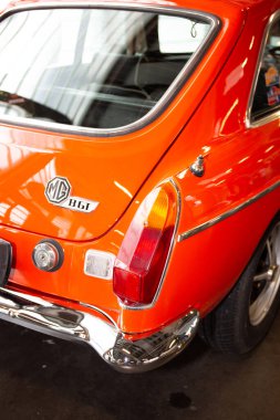 Lacanau, Aquitaine / France - 04 26 2020: MGB GT Motorlu Araç Klasik Portakal Morris garaj motorlu otomobiller İngiltere 'de eski koleksiyoncu vintage arka aracı eski zamanlayıcı
