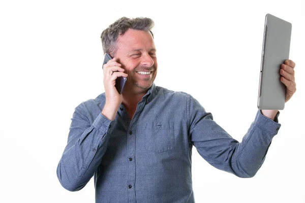 Lachende Lachende Knappe Man Praten Telefoon Uitziende Tablet Computerscherm Geïsoleerd — Stockfoto