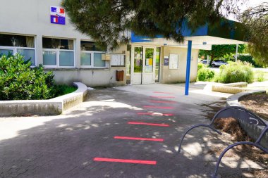 Saint-Medard-en-Jalles, Aquitaine / France - 05 04 2020: Coronavirus covid-19 virüs salgını sırasında okul ilkokuluna girmeyi bekleyen kırmızı hat.