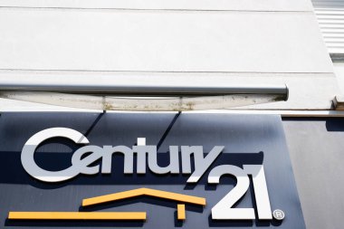 Bordeaux, Aquitaine / France - 05 04 2020: Century 21 imzalı emlak bürosu emlak mağazası broker markası