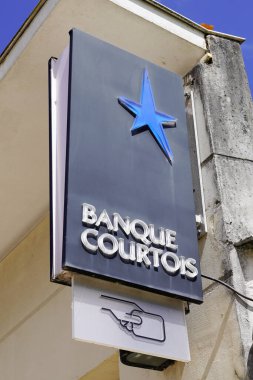 Bordeaux, Aquitaine / Fransa - 05 05 05 2020: Banka mahkemesi Logosu yıldızı mavi imzalı ana banka mağazası