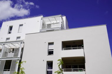 Beyaz Apartman Binası 'nın yeni modern mimarisi.