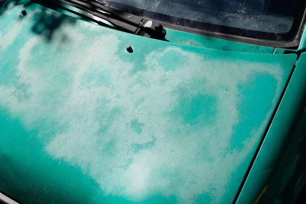 Bil Grön Målade Helt Bleka Motorhuva Med Färg Bärs Över — Stockfoto