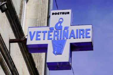 Bordeaux, Aquitaine / France - 05 05 05 2020: Veteriner doktor hayvan veterineri logosu bina tabelası