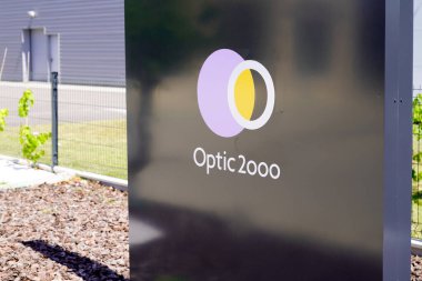 Bordeaux, Aquitaine / Fransa - 05 05 05 2020: Optik 2000 logo dükkanı tabela sokak gözlüğü