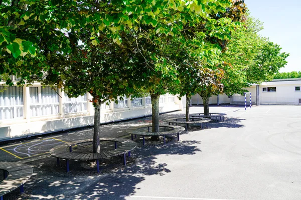 Preescolar Infantil Edificio Vacío Patios Escuela Árbol Exterior Parque Infantil — Foto de Stock