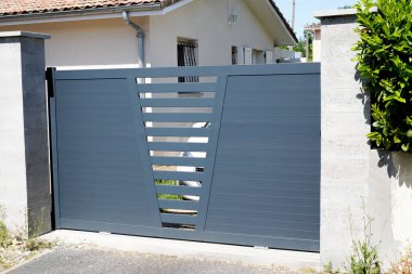 Gri kapı alüminyum ev portalı Blades banliyö evi sokağı