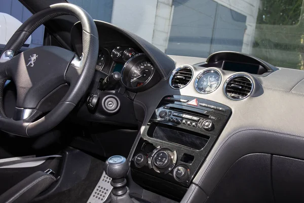法国阿基坦波尔多 2020 法国汽车上标有品牌标志的现代黑色方向盘仪表盘 — 图库照片
